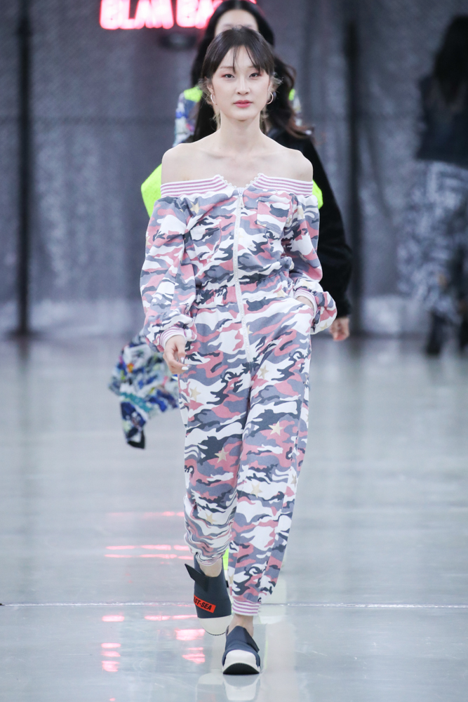 Sfw ソウルファッションウィーク から見るssトレンドは Loshuna ロシュナ 公式 オフィシャルサイト 小さな個性 を引き出すモード感にリアルトレンドな韓国ファッション のエッセンスを取り入れたここにしかないメンズ レディース韓国ファッション